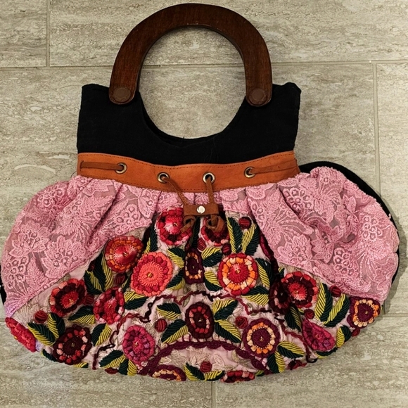 Embroidered Flower and Lace Handbag - Picture 1 of 7